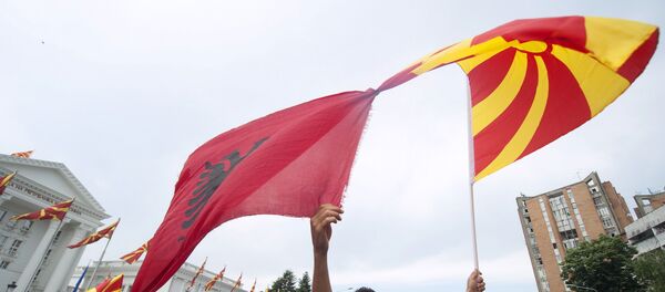 Demonstranti u Makedoniji sa zastavama Makdenije i Albanije 17. maja 2015. godine - Sputnik Srbija