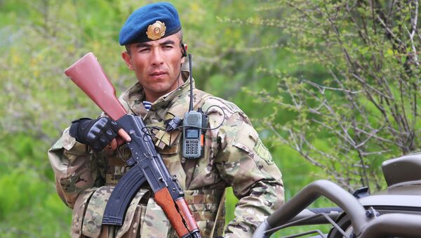 Vojnik tadžikistanske vojske tokom zajedničkih vojnih vežbi obaveštajaca država-članica ODKB-a „Potraga 2016“, koje se održavaju u Tadžikistanu. - Sputnik Srbija