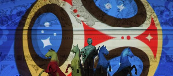 Oficijelni amblem FIFA 2018 svetskog prvenstva u fudbalu na fasadi Boljšoj teatra u Moskvi. - Sputnik Srbija