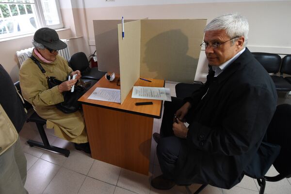 Лидер СДС Борис Тадић гласа на бирачком месту у Општини Стари град Лидер СДС Борис Тадић гласа на бирачком месту у Општини Стари град - Sputnik Србија