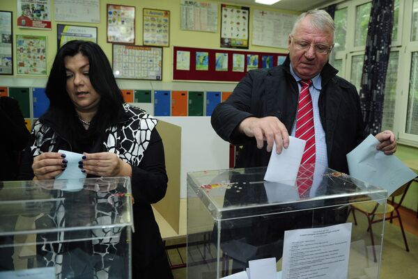 Председник Српске радикалне странке Војислав Шешељ са супругом Јадранком гласа на бирачком месту у Батајници Председник Српске радикалне странке Војислав Шешељ са супругом Јадранком гласа на бирачком месту у Батајници - Sputnik Србија