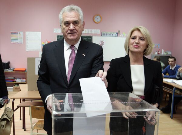 Председник Србије Томислав Николић гласа у друштву супруге Драгице Председник Србије Томислав Николић гласа у друштву супруге Драгице - Sputnik Србија