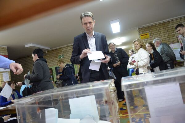 Председник покрета Доста је било Саша Радуловић гласао је данас на бирачком месту 40 у дечијем вртићу Церак Председник покрета Доста је било Саша Радуловић гласао је данас на бирачком месту 40 у дечијем вртићу Церак - Sputnik Србија