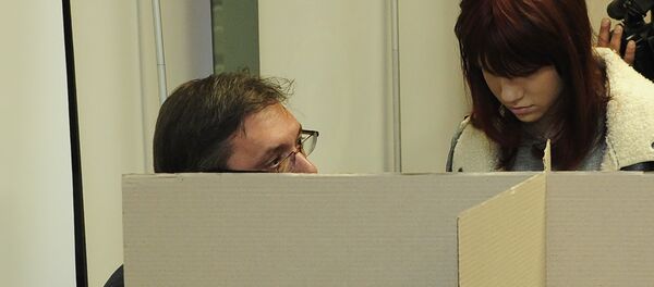 Премијер и председник Српске напредне странке Александар Вучић гласао је данас око поднева на Новом Београду. У Србији се данас одржавају ванредни парламентарни и редовни покрајински и локални избори. Премијер и председник Српске напредне странке Александар Вучић гласао је данас око поднева на Новом Београду. У Србији се данас одржавају ванредни парламентарни и редовни покрајински и локални избори. - Sputnik Србија