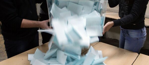 Бројање гласова на једном од изборних места у Београду Бројање гласова на једном од изборних места у Београду - Sputnik Србија