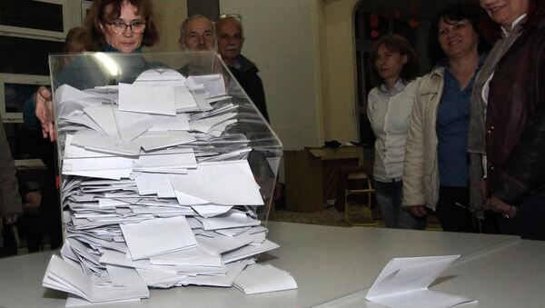 Бројање гласова на једном од изборних места у Новом Саду - Sputnik Србија