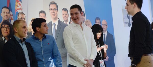 Син председника Српске напредне странке Александра Вучића, Данило Вучић у седишту СНС  - Sputnik Србија