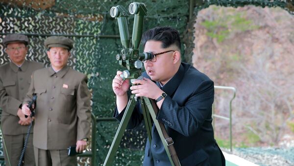 Севернокорејски лидер Ким Џонг Ун током лансирања стратешког подморничког балистичког пројектила - Sputnik Србија