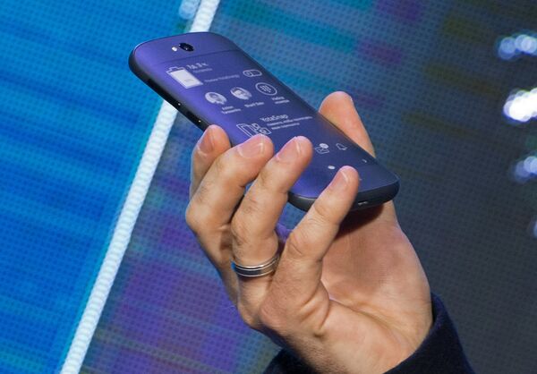 Direktor kompanije pokazuje ekran na poleđini jotafona, ruskog smartfona koji ima dva ekrana osetljiva na dodir Direktor kompanije pokazuje ekran na poleđini jotafona, ruskog smartfona koji ima dva ekrana osetljiva na dodir - Sputnik Srbija