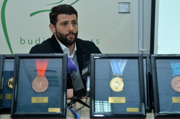 Бивши ватерполо репрезентативац и оснивач Хуманитарне фондације Нови Београд све медаље освојене током богате каријере дао је у хуманитарне сврхе путем аукције на сајту фондације  - Sputnik Србија