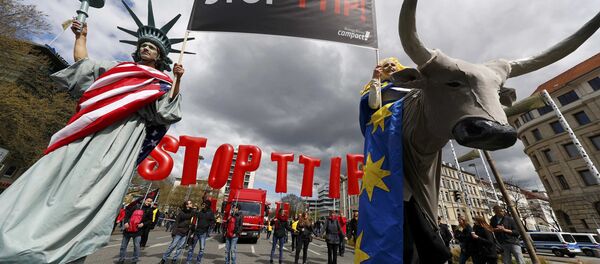 Demonstranti na demonstracijama protiv TTIP-a u Hanoveru, 23. aprila, prilokom posete Baraka Obame; Nemačka - Sputnik Srbija