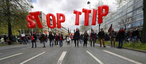 Demonstranti na demonstracijama protiv TTIP-a u Hanoveru, 23. aprila, prilokom posete Baraka Obame; Nemačka - Sputnik Srbija