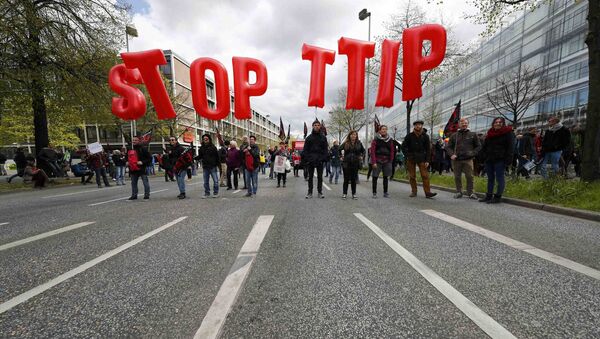 Демонстранти на демонстрацијама против ТТИП-а у Хановеру, 23. априла, прилоком посете Барака Обаме; Немачка - Sputnik Србија