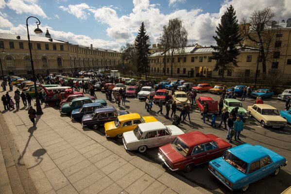Скуп љубитеља старих атомобила у Санкт Петербургу - Sputnik Србија