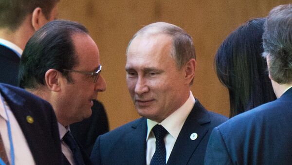 Председник Русије Владимир Путин и Француске Франсоа Оланд - Sputnik Србија