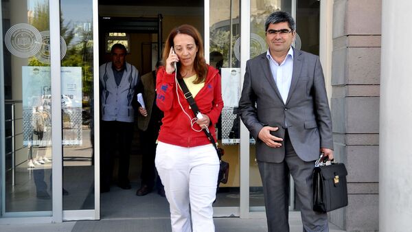 Холандска новинарка Ебру Умар са адвокатом напушта полицијску станицу у Кушадасију након што је задржана због твита у којем критикује турског председника Реџепа Ердогана - Sputnik Србија