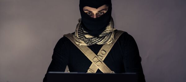 Терориста ради на лаптопу - Sputnik Србија