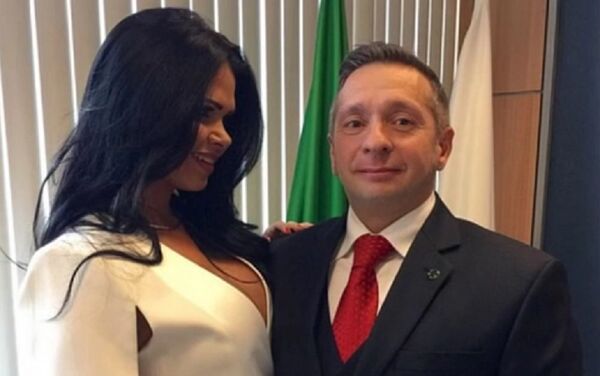 Нови министар туризма Бразила, Алесандро Теишеира је позирао са својом женом, Миленом Сантос мис САД из  2013. године - Sputnik Србија