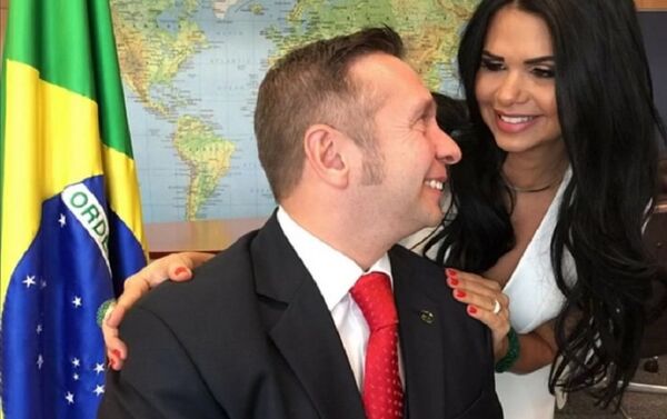 Нови министар туризма Бразила, Алесандро Теишеира је позирао са својом женом, Миленом Сантос мис САД из  2013. године - Sputnik Србија