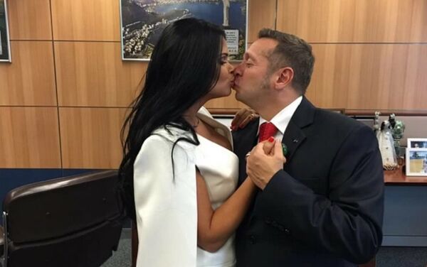 Novi ministar turizma Brazila, Alesandro Teišeira je pozirao sa svojom ženom, Milenom Santos mis SAD iz  2013. godine - Sputnik Srbija