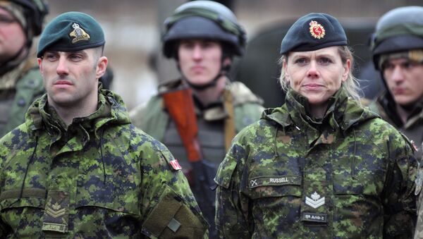 Канадски војни инструктори и украјински војници током војних вежби у региону Лавов - Sputnik Србија