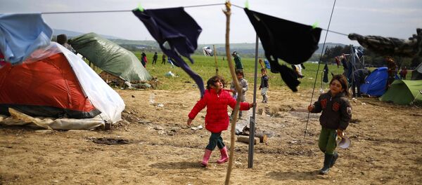 Deca se igraju u improvizovanom izbegličkom kampu u grčkom Idomeniju - Sputnik Srbija