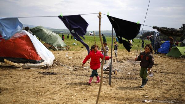 Деца се играју у импровизованом избегличком кампу у грчком Идоменију - Sputnik Србија