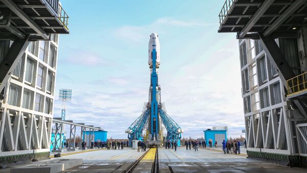Ракета-носач Сојуз 2.1а с космичким апаратима на платформи за лансирање на космодрому „Восточни“ - Sputnik Србија