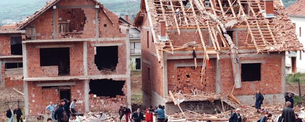 Људи шетају поред рушевина, када је ракета погодила стамбени део Сурдулице, а том приликом је погинуло 17 цивила, 28.априла 1999. године - Sputnik Србија