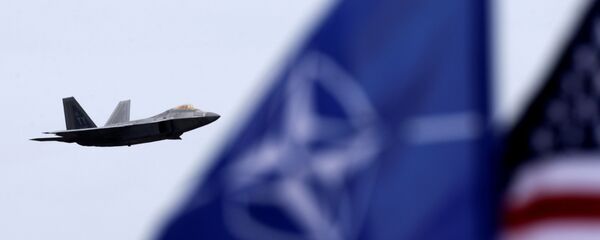 Američki lovac F-22 „raptor“ sa zastavama NATO-a i SAD Američki lovac F-22 „raptor“ sa zastavama NATO-a i SAD - Sputnik Srbija