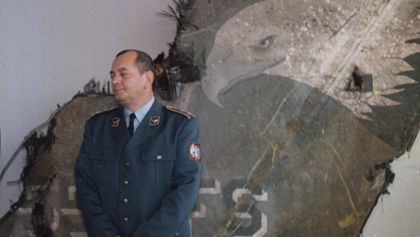 Срспки официр испред дела авиона Ф-16 који је оборен током НАТО бомбардовања Србије 1999. - Sputnik Србија
