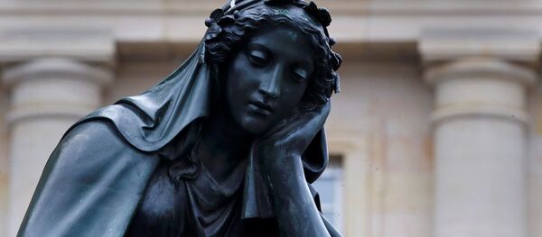 Статуа испред „Дојче банке“ у Франкфурту - Sputnik Србија