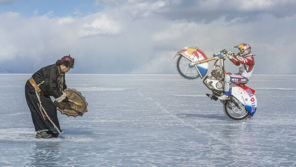 Danil Ivanov i šaman tokom performansa na „Red bul krugu šamana“ na Bajkalskom jezeru - Sputnik Srbija
