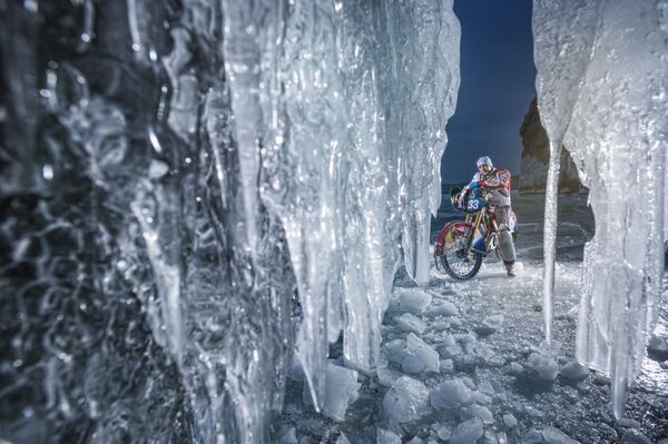 Данил Иванов позира на „Ред бул кругу шамана“ на Бајкалском језеру - Sputnik Србија