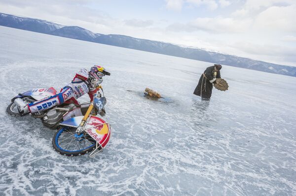 Данил Иванов и шаман током перформанса на „Ред бул кругу шамана“ на Бајкалском језеру - Sputnik Србија