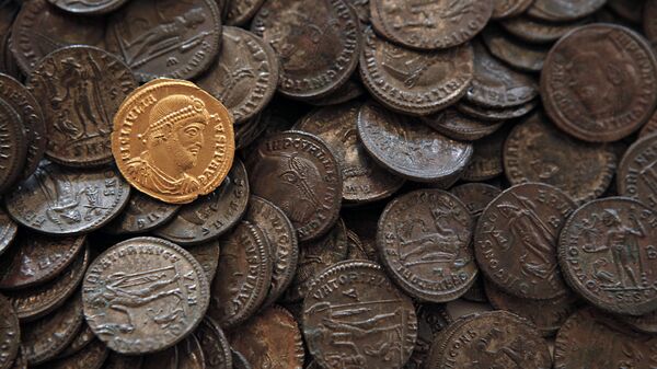 Zlatni novčići sa likom rimskog imperatora Julija Apostata (361-363) i ostali bronzani novčići u Nacionalnom muzeju u Sofiji. - Sputnik Srbija