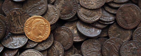 Златни новчићи са ликом римског императора Јулија Апостата (361-363) и остали бронзани новчићи у Националном музеју у Софији. Златни новчићи са ликом римског императора Јулија Апостата (361-363) и остали бронзани новчићи у Националном музеју у Софији. - Sputnik Србија