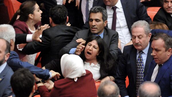 Poslanici turskog parlamenta tokom tuče u Skupštini u Ankari. - Sputnik Srbija