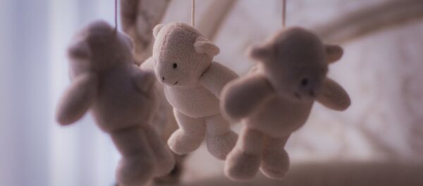 Igračka medvedići iznad kolevke - Sputnik Srbija