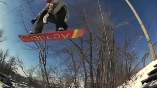 Snowboarder vs car - Sputnik Србија