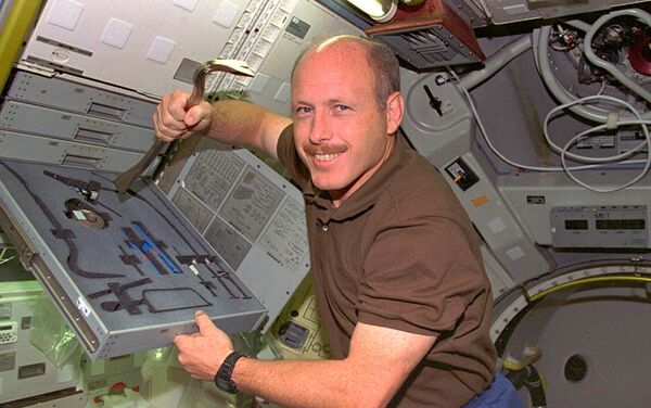 Астронаут Кенет Д. Боверскокс са својим алатом - Sputnik Србија