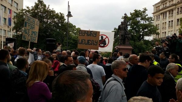 Protest pristalica opozicije ispred RIK-a zbog navodne krađe izbora - Sputnik Srbija