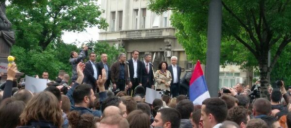 Lideri opozicije na bini ispred zgrade RIK-a. - Sputnik Srbija