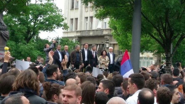 Lideri opozicije na bini ispred zgrade RIK-a. - Sputnik Srbija