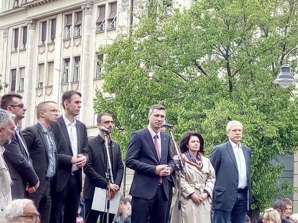 Лидер Двери Бошко Обрадовић обраћа се на протесту опозиције испред РИК-а. - Sputnik Србија