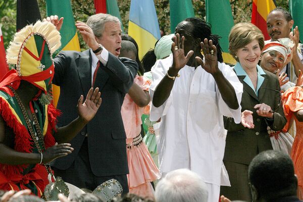 Bivši američki predsednik Džordž Buš i prva dama Laura Buš izvode afrički ples na Svetski dan borbe protiv malarije u Beloj kući, Vašington. - Sputnik Srbija