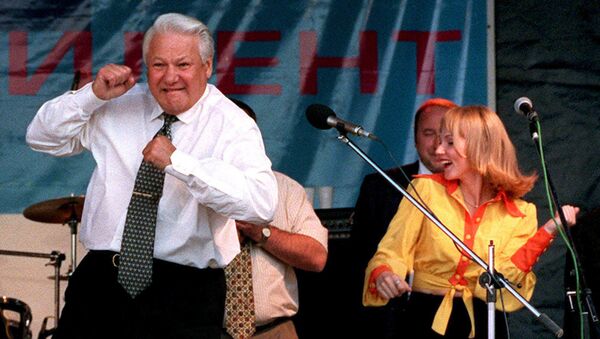 Predsednik Rusije Boris Jeljcin pleše na rok koncertu u Rostovu 1996. godine. - Sputnik Srbija