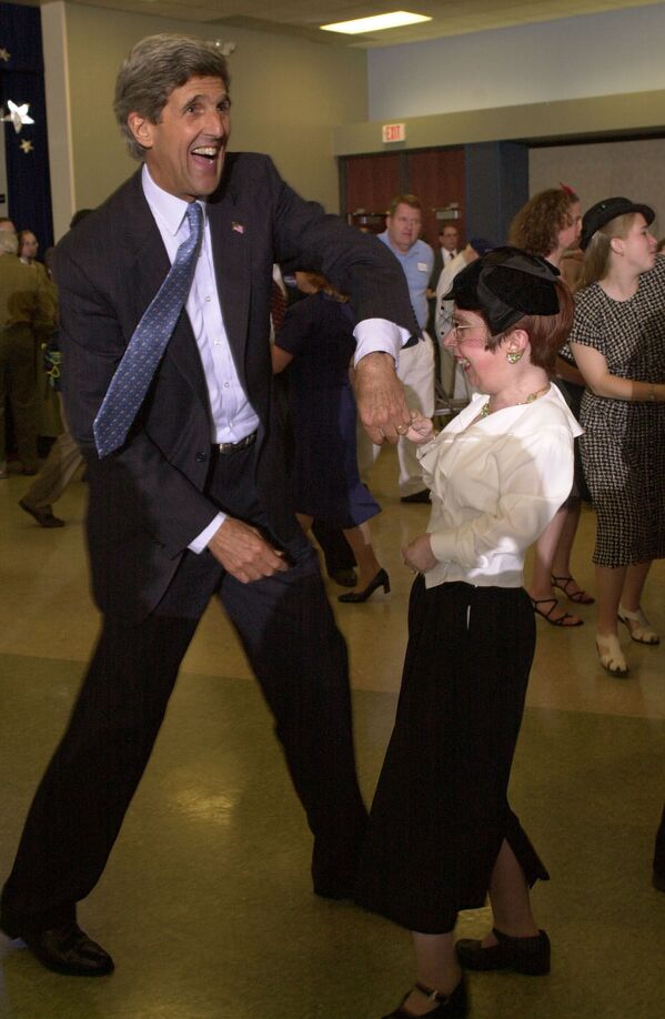 Demokratski kandidat za predsednika Džon Keri igra sving u Nevadi za vreme predsedničke kampanje 2003. godine. - Sputnik Srbija