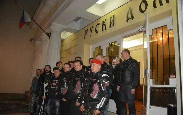 Članovi moto-kluba „Noćni vukovi – Srbija“ sa ikonama Isusa Hrista u Ruskom domu povodom dočeka Blagodatnog ognja - Sputnik Srbija