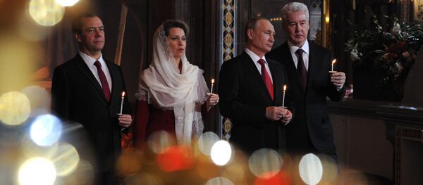 Владимир Путин и Дмитриј Медведев у Храму Христа Спаситеља - Sputnik Србија